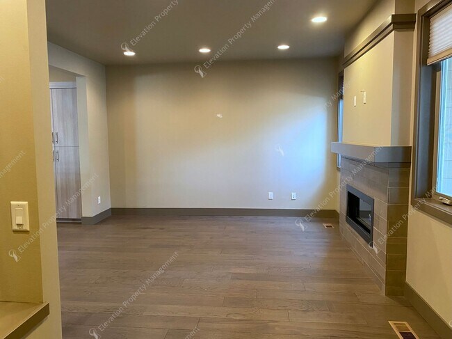 Building Photo - Designer-Finished Townhome Near COCC & NWX