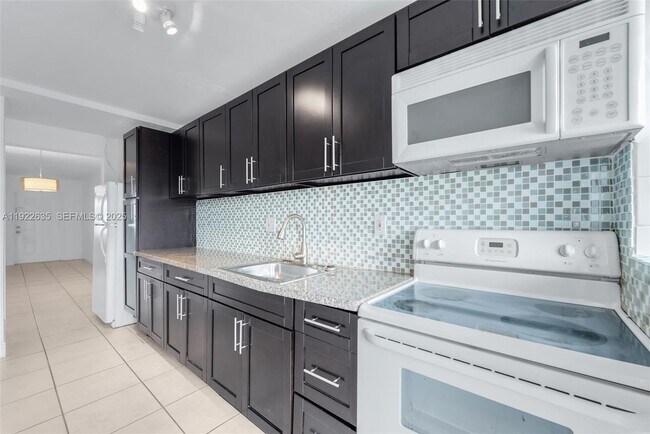 Building Photo - 1450 NE 170th St