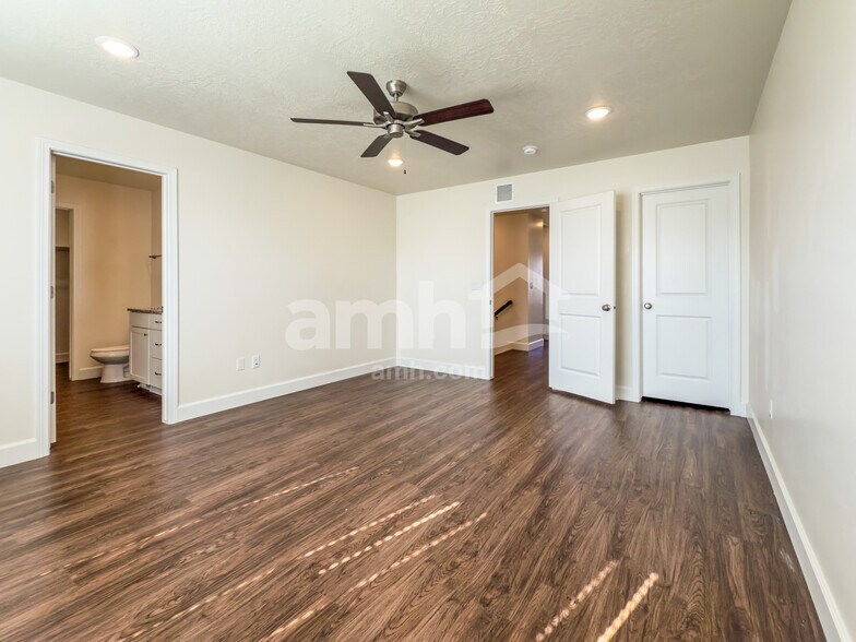 Building Photo - 1247 E Meadow Ranch Ln