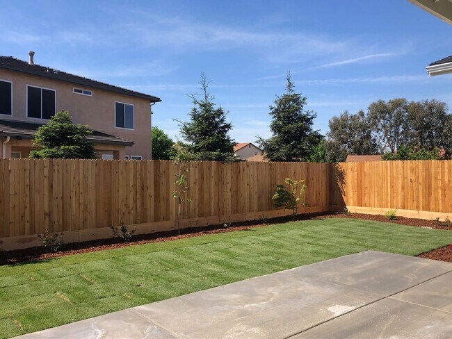 Building Photo - $2,695 Ashlan & Armstrong, 4 Bedroom - E. ...
