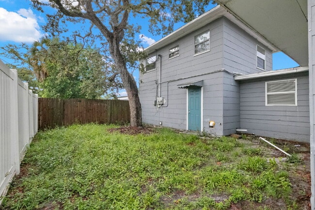 Building Photo - NEWLY RENOVATED Home For Rent in St Petersburg!