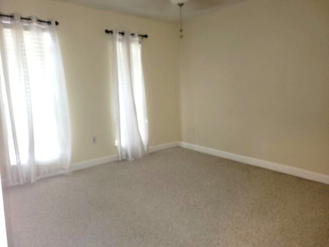 Building Photo - 10813 Sandpiper Dr