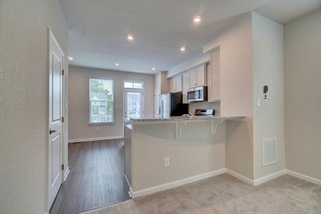 Building Photo - 2 bedroom townhome in Portsmouth