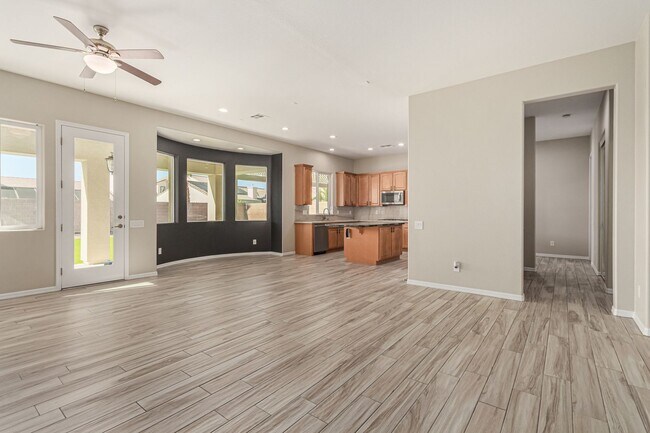 Building Photo - Anthem Highlands home with energy saving u...