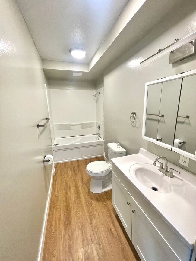 Building Photo - Large historic 6 bedroom 3 bathroom in Blackstone!