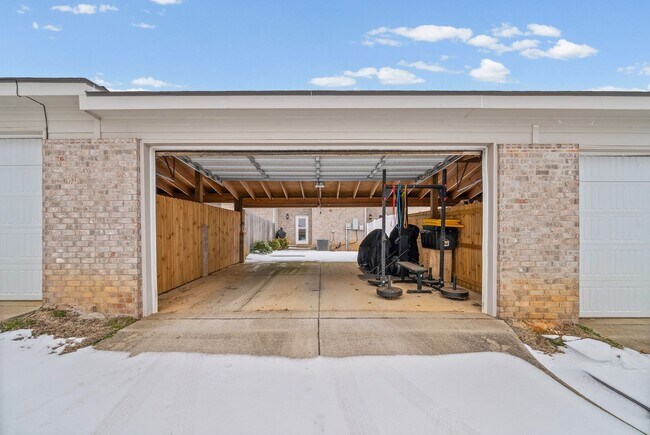 Building Photo - Modern Living in the Heart of Pleasant View Village!