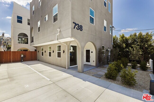 Building Photo - 738 N Vendome St