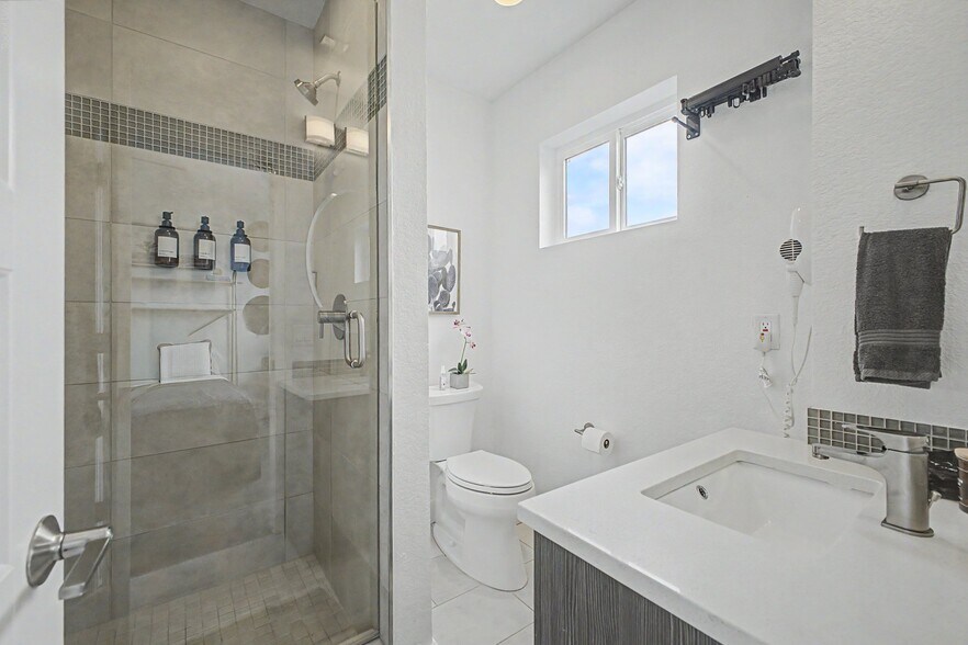 Building Photo - 2824 W Parkside Pl