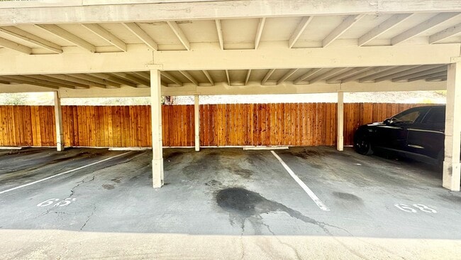 Building Photo - Light, Bright, and Lovely Ground Level Con...