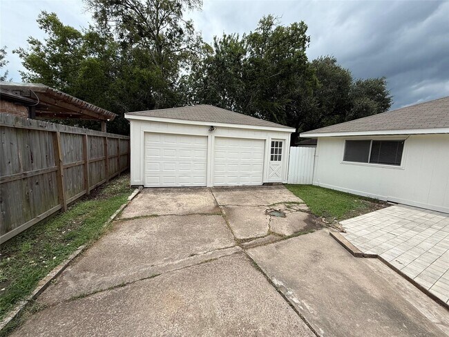 Building Photo - 2206 Round Lake Dr