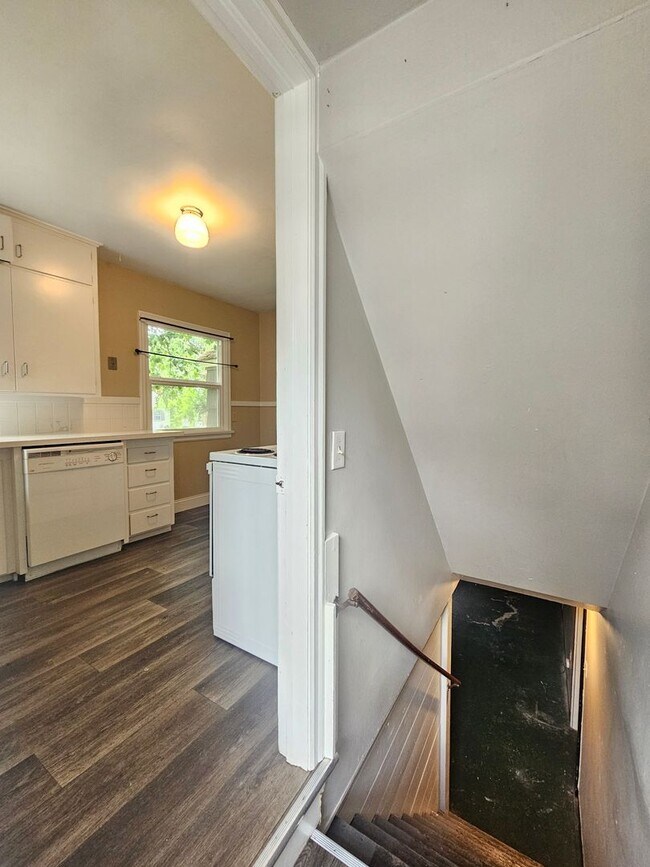 Building Photo - $1,895 - 3 Bed / 1 Bath Vintage Bungalow In North Spokane