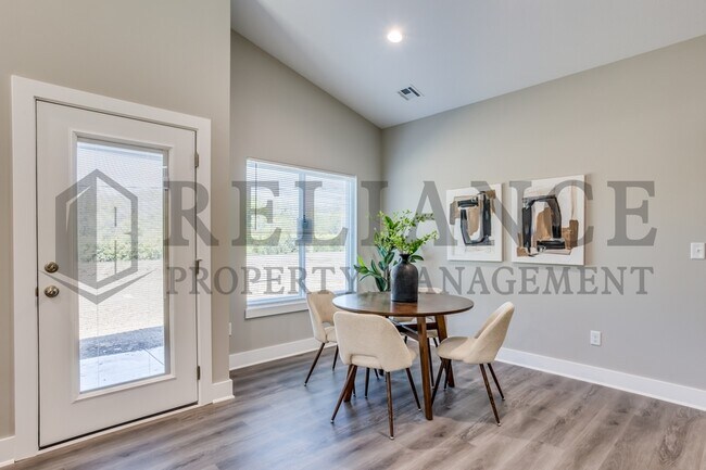 Building Photo - 4934 N Vassar Ave