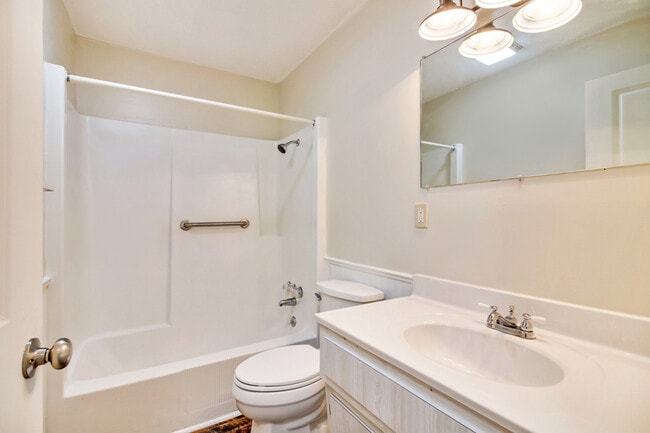 Building Photo - 169 Lakeshire Dr