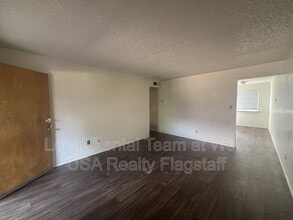 Building Photo - 2219 E Dortha Ave