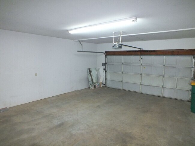 Building Photo - Cameron Park 2/2 1600 sf hidden gem!