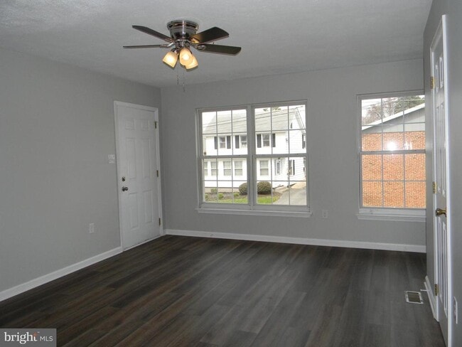 Building Photo - 104 W Main St