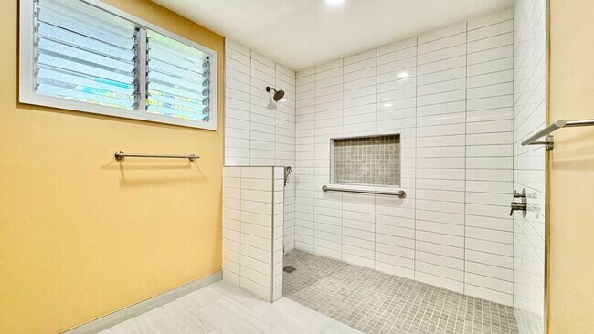 Building Photo - 615 N Kalaheo Ave