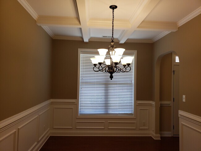Building Photo - Fenced Back Yard, Screened Back Patio, Lexington Plantation!