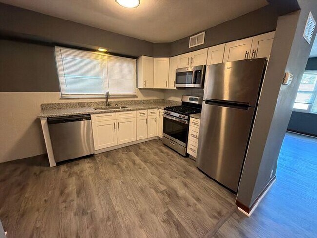 Building Photo - Charming 2-Bedroom First-Floor Apartment with Basement
