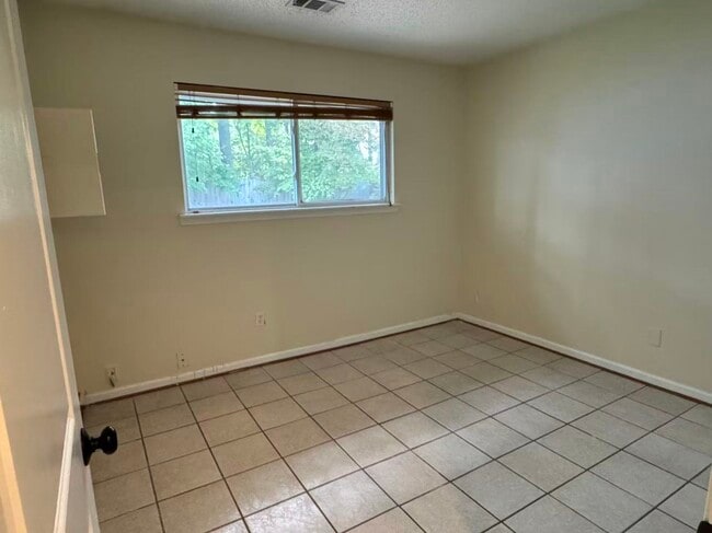 Building Photo - 1079 Tall Oak Dr