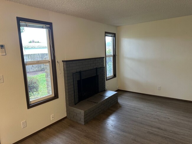 Building Photo - 3 bedroom 1 bath house in Thurston neighbo...