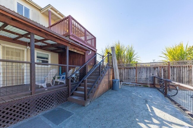 Building Photo - 614 Redwood Ave