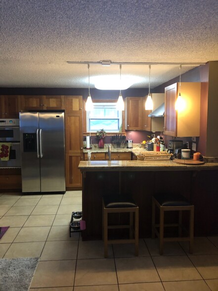 Kitchen island - 9448 Kelvin Ln