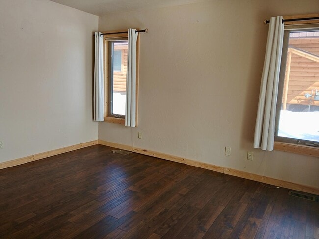 Building Photo - 884 Kinnikinnick Rd
