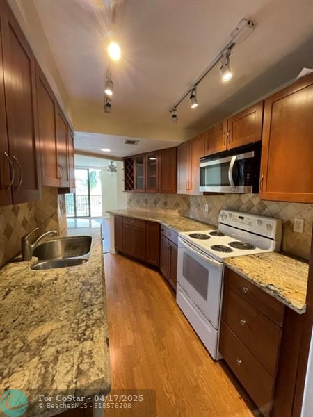 Building Photo - 1101 River Reach Dr