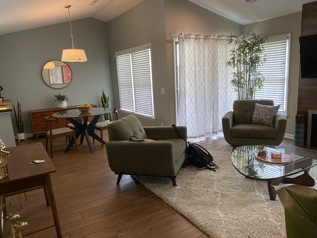 Building Photo - 125 W Victoria Ct