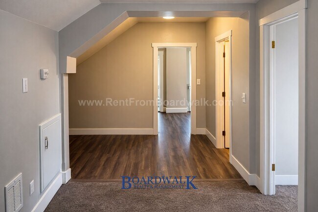 Building Photo - 555 S 900 E