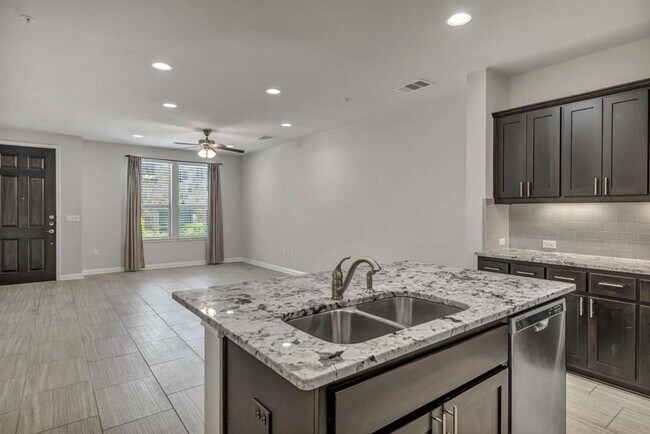 Building Photo - 13800 Lyndhurst St