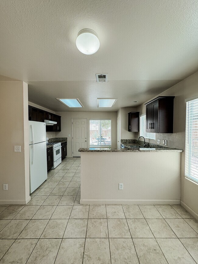 Building Photo - 71531 Sunnyvale Dr