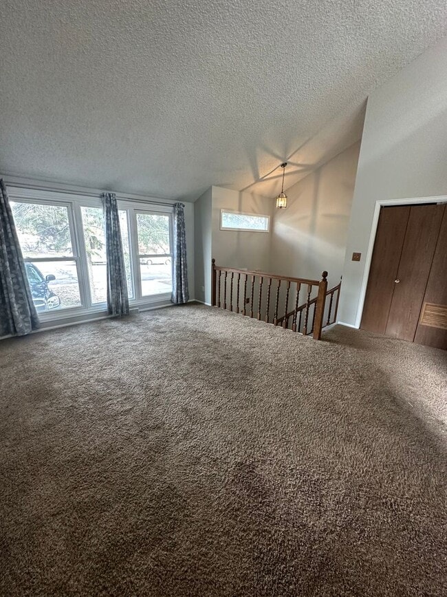 Building Photo - 2 BEDROOM, 1 BATHROOM, TOWNHOME IN THE AVE...