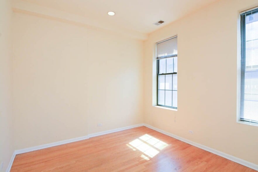 Building Photo - 218 W Division St