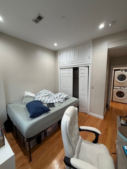 Building Photo - 261 W 2nd St