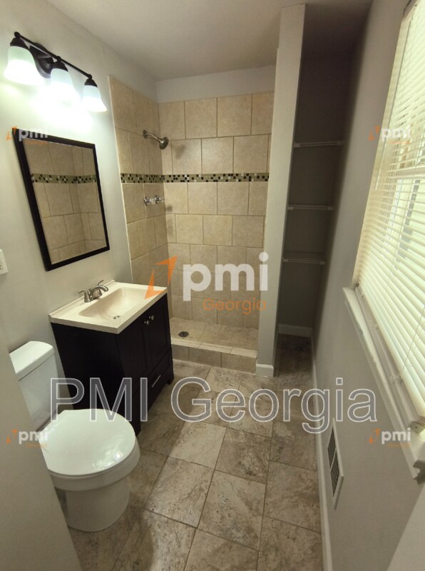Building Photo - 819 Forrest Cir SE