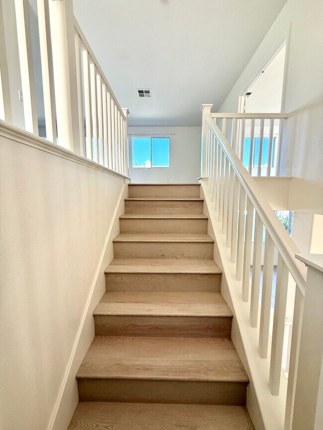 Building Photo - Spacious Home for Rent with Fresh Upgrades...