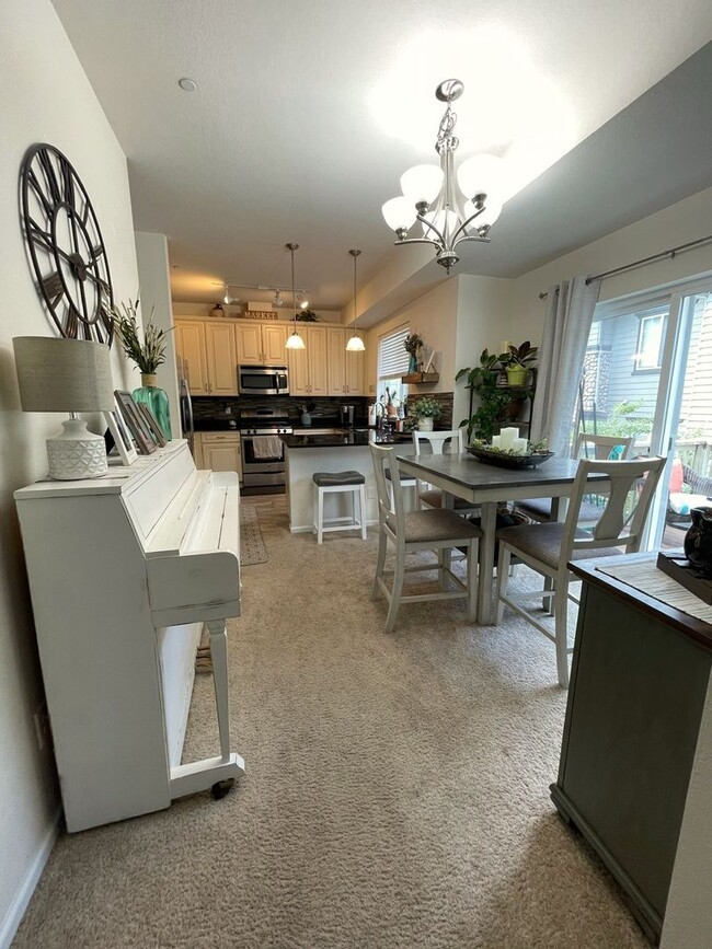 Building Photo - Gorgeous 3 Bed / 2.5 Bath Townhome, 1 Car ...