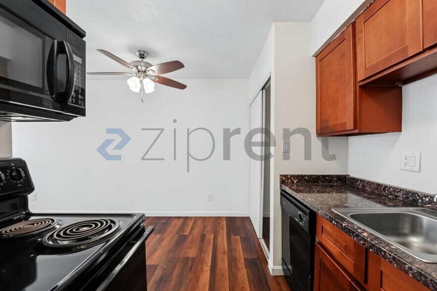 Building Photo - Unit 411