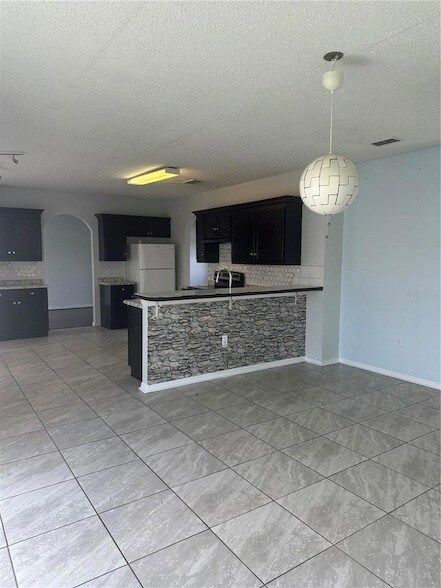 Building Photo - 712 Parrot Ct