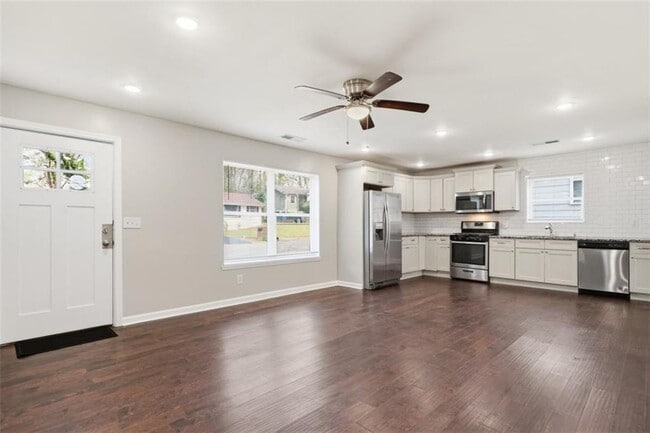 Building Photo - 250 Maple St