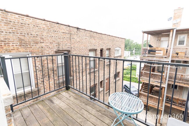 Building Photo - 2036 Arthur-2E