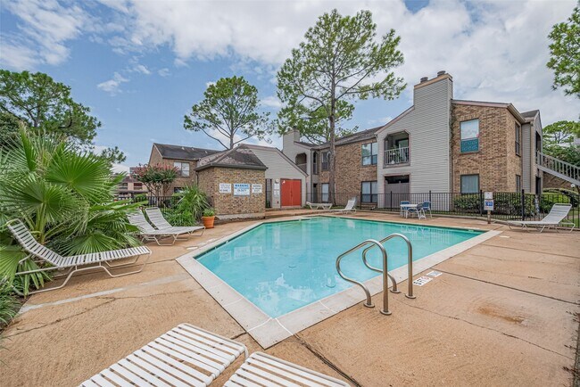 Building Photo - 2025 Augusta Dr