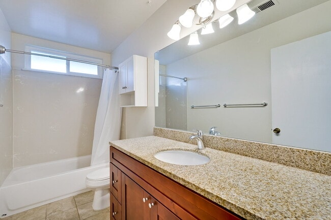 Building Photo - Conveniently located 2BR/1.5BA townhome style duplex unit in Sunnyvale