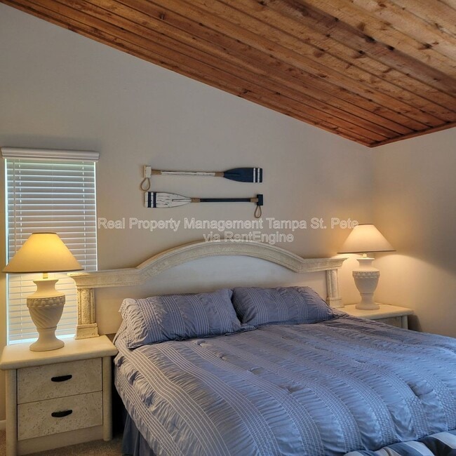 Building Photo - 12310 Capri Cir N