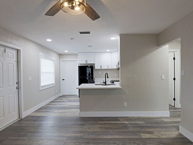 Building Photo - Duplex Fort Myers Duplex 14181