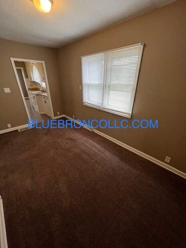 Building Photo - Nice two bedroom house with nice hardwood ...