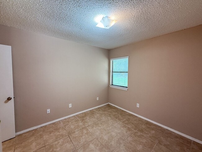 Building Photo - 2 Bedroom 1 Bath Unit for Rent - Water, Tr...