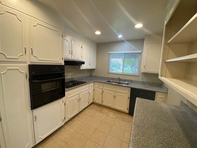 Building Photo - 1337 Reserve Dr